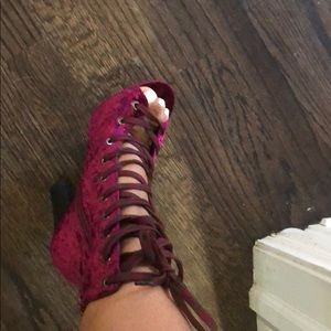 SUPER CUTE LACE UP BOOTIE